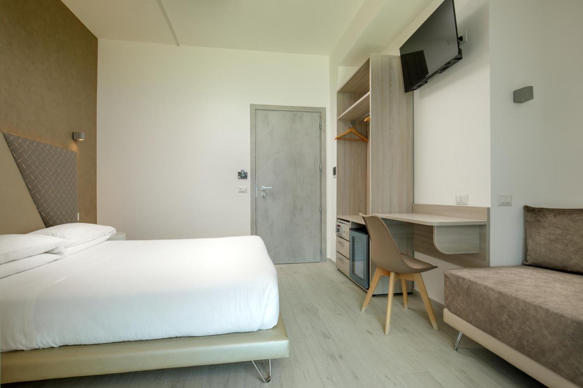 Hotel Tirreno لاتينا المظهر الخارجي الصورة